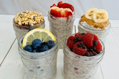 Image displays 5 flavors of low fodmap overnight oats